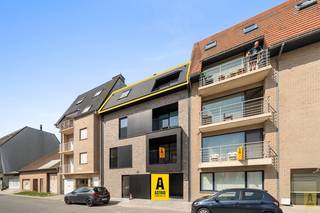 Ruim nieuwbouwappartement (92,44m2) gelegen op wandelstand van strand, openbaar vervoer en winkels. Kleine residentie die uitgeeft in de...