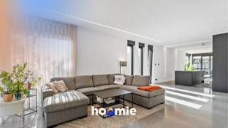 Ontdek deze ruime en moderne halfopen bebouwing, afgewerkt met hoogwaardige materialen en voorzien van alle hedendaags comfort. Dankzij het...