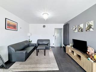 Cet appartement bien entretenu à vendre est situé sur la célèbre Bisschoppenhoflaanà Deurne. Grâce aux grandes fenêtres, vous pourrez profiter d'un cadre exceptionnelincidence de la lumière. La propriété possèdeenviron 2 chambres spacieuses et un aménagement pratique, parfait pour ceux qui recherchentconfort dans un emplacement central.Disposition : Entrée commune de plain-pied avec escalier.Deuxième étage :- Hall d'entrée avec placards intégrés - Salon spacieux et lumineux avec vue dégagée.- Cuisine fonctionnelle avec de nombreux rangements.- Hall de nuit- Chambre 1 - Chambre 2- Salle de bain équipée de tout le confort nécessaire.- Comprend un sous-sol souterrain privé pour un espace de rangement supplémentaire.L'appartement est idéalement situé à Deurne :Situé sur la Bisschoppenhoflaan avec une connexion facile vers AnversRing et le E313.À distance de marche des transports en commun (tramway et bus).À proximité des commerces, des écoles et du magnifique Rivierenhof pourdétente et sport.Avantages :- Attaque lumineuse exceptionnelle- Emplacement central avec toutes les commodités à portée de main- Efficacité énergétique (EPC B)- Inspection électrique conforme Êtes-vous intéressé par cette propriété à vendre à 2830 Willebroek ? N'hésitez pas à nous contacter.Vous souhaitez également vendre ou louer votre propriété ? Toujours à votre service pour répondre à toutes vos questions sur l'immobilier !Vous pouvez consulter les conditions générales de Dewaele DIY sur dewaele.com.Registre des mesures: en cours de demande