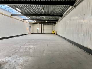 - magazijnruimte 290m²- moderne kantoorruimte- nabij oprit/afrit E313- voldoende parking- automatische sectionale poort (4 m hoog)- kantoorruimte met...