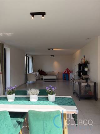 <p><span>Deze woning is gelegen in een doodlopende straat te Lochristi in een kindvriendelijke wijk. De ligging zorgt voor een vlotte bereikbaarheid naar de invalswegen (R4) en verschillende handelszaken.</span></p><p><span>Het gelijkvloers van de woning beschikt over een lichtrijke inkomhal met apart toilet. Verder bevindt zich de leefruimte met aansluitend de zeer geriefelijke keuken uitgerust met volgende toestellen: oven, microgolfoven, kookplaat, ijskast met vriesvak en vaatwasmachine. Naast de keuken is er een ruime berging die ook dienst zal doen als wasplaats. Boven zijn er 3 slaapkamers aanwezig met grote raampartijen. De badkamer is ingericht met een dubbele lavabo en inloopdouche. De eerste verdieping is verder nog voorzien van een apart toilet en een technische ruimte.</span></p><p><span>De deels omheinde tuin is volledig ingezaaid en aangevuld met siergrassen alsook een tuinhuis. Het terras is zuidwest georiënteerd waardoor u kan genieten van de middag- en avondzon. Verder is voor de woning nog een grote oprit voorzien.</span></p><p><span>De zeer energiezuinige woning beschikt over zonnepanelen en een E-peil 20. Ze wordt verwarmd via een warmtepomp (geothermie) met vloerverwarming als afgiftesysteem.</span></p><p><span>Dit prachtig huis is vrij vanaf november 2026 en heeft een maandelijkse huurprijs van 1.600 euro.</span></p><p><span>Indien u graag een bezoek wenst of meer informatie, gelieve een mailtje te sturen naar uw contactpersoon Anais via anais@vastgoed-dc.be of via de website. </span></p>