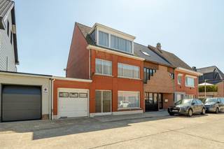 <strong>Te renoveren woning met 5 slaapkamers, garage en zuidgerichte tuin op een perceel van 276 m² op een rustige, maar centraal gelegen locatie te Turnhout! Epc 573 kWh/m² - F label.<br /><br />Ligging: </strong>De woning is gelegen in een rustige straat, parallel aan de Steenweg op Oosthoven. Hierdoor geniet u van een aangename woonomgeving met een uitstekende bereikbaarheid. Winkels, scholen, horeca, openbaar vervoer en de belangrijkste invalswegen bevinden zich op korte afstand.<br /><br /><strong>Indeling: -1: </strong>Kelder, technische ruimte 0: hal, garage, bureau, woonkamer, keuken, berging/wasplaats, doucheruimte, toilet.<strong> +1: </strong>hal, 3 slaapkamers, berging. +2: 2 kamers, zolderruimte.<strong> buiten: </strong>terras, tuin.<strong><br /><br />Omschrijving:</strong> Via de inkomhal bereikt u links enerzijds de inpandige garage met elektrische sectionaalpoort en een aparte bureauruimte, anderzijds vindt u rechts de ruime woon- en eetkamer, waar u geniet van een mooi zicht op het zuidgerichte terras en de fraai aangelegde tuin. Achteraan de woning bevindt zich de afzonderlijke leef-keuken, aansluitend op een ruime berging/wasplaats, een aparte doucheruimte en een afzonderlijk toilet. <br />Op de eerste verdieping beschikt de woning over drie volwaardige slaapkamers en een extra ruimte die perfect kan dienen als dressing of bureau. De tweede verdieping biedt nog twee bijkomende kamers en een zolderruimte, waardoor er tal van mogelijkheden zijn om een ruime badkamer of een masterverdieping te creëren.<br />Verder beschikt de woning over een praktische kelder (24 m²), een waterput, rolluiken en een nieuwe Vaillant-condensatieketel uit 2025.
<p>Buiten geniet u van een onderhoudsvriendelijk, zuidgericht terras en een mooi aangelegde tuin met achteraan een tuinhuis.</p>
<p>Hoewel de woning een grondige opfrissing vraagt (EPC: 573 kWh/m² - Label F), vormt ze dankzij haar royale bewoonbare ruimte, praktische indeling en uitstekende ligging een ideale basis voor wie op zoek is naar een ruime gezinswoning die volledig naar eigen wensen kan worden ingericht.</p>
<p><strong>Troeven<br /></strong>- Rustige ligging nabij alle voorzieningen<br />- 5 slaapkamers + extra bureau/dressing<br />- Inpandige garage met elektrische poort<br />- Zuidgerichte tuin en terras<br />- Nieuwe Vaillant-ketel (2025)<br />- Kelder van 24 m²<br />- Waterput en rolluiken<br /><br /><span>Graag wijzen wij u op de renovatieplicht voor gebouwen met een E of F EPC-label uiterlijk 6 jaar na aankoop te rekenen vanaf het verlijden van de notariële akte. Voor meer info kijk op de website van het Vlaams Energie- en Klimaatagentschap: https://energiesparen.be/renovatieverplichting<br /></span><br />Bent u op zoek naar een ruime gezinswoning die u volledig naar eigen smaak kan renoveren? Dan is deze woning absoluut een bezoek waard!<br /><br /><strong>Bijzondere informatieplicht</strong>: in aanvraag.</p>