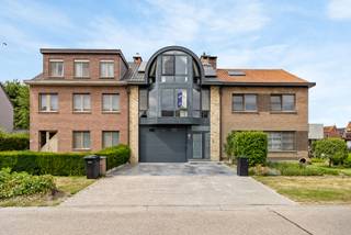 GRONDPLAN + VIDEO OP WEBSITE Deze energiezuinige en perfect onderhouden woning combineert comfort, luxe en functionaliteit op een rustige maar...
