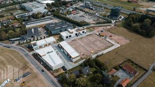 Op zoek naar een bedrijfsruimte waarin u meteen kan starten? Bedrijvenpark "<strong>Hexahub</strong>" biedt 37 instapklare KMO-units, fantastisch gelegen nabij de E403 in de schaduw van het Westwing Park, met oppervlaktes van 164m² tot 307m² (samenvoegbaar tot grotere oppervlaktes).<br /><br />Door volgend afwerkingspakket kan u meteen aan de slag:<br />- 4 lichtpunten<br />- sectionale poort<br />- waterkraan<br />- keuring water & elektriciteit<br />- 2 stopcontacten<br /><br />Het<strong> casco magazijn </strong>is opgebouwd uit een staalconstructie met een buitenschil bestaande uit een combinatie van geïsoleerde betonpanelen en sandwichpanelen. De loods, brandklasse B, heeft een vrije hoogte van +/- 6 meter en is toegankelijk via een automatische sectionale poort (al dan niet met een aparte toegangsdeur en glaspartij). Sommige units zijn voorzien van een lichtstraat. De strategische ligging, pal in het hart van ondernemend Roeselare, aan afrit Rumbeke, AZ Delta en Westwing Park, zorgt voor een vlotte bereikbaarheid en biedt een uitstekende uitvalsbasis voor de hele regio.<br /><br />Ruime parkeer- en manoeuvreerruimte voorzien op het terrein. Voorziene oplevering fase II : Q1 2027.<br /><br />Contacteer <strong>PANORAMA B2B</strong> voor bijkomende inlichtingen, plannen of een vrijblijvend plaatsbezoek <strong>0476 215 115</strong>.