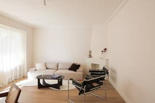 Dit ruime appartement, gelegen op de 3de verdieping in een kleinschalig gebouw met lift (slechts 1 appartement per verdieping), werd het afgelopen jaar volledig en smaakvol gerenoveerd. Er werden nieuwe ramen geplaatst, leidingen vernieuwd en de volledige binnenafwerking werd tot in de puntjes afgewerkt met oog voor detail en een rustige, tijdloze stijl.<br /><br />De indeling omvat een ruime inkomhal met apart toilet, lichte leefruimte met balkon aan de straatzijde, volledig uitgeruste keuken, 3 volwaardige slaapkamers, een stijlvolle badkamer, en een tweede balkon met berging aan de achterzijde.<br /><br />Dankzij de centrale ligging bevindt u zich op enkele passen van de jachthaven, winkelstraat, supermarkten en het station. Een private kelderberging is inbegrepen. Het gebouw beschikt over een lift, een gunstig EPC en er is geen asbest aanwezig.<br /><br />Een unieke kans om zorgeloos te genieten van comfortabel wonen aan zee!<br /><br />Pluspunten:<br />- Volledig gerenoveerd<br />- Maatwerk<br />- Oog voor detail, hoge afwerkingsgraad<br />- Gunstig EPC B, nieuwe ramen<br />- Nieuwe leidingen &amp; radiatoren<br />- Elektriciteit conform<br />- Geen kosten aan het gebouw, dak recent vernieuwd, recente cv ketel<br />- Verlichting inclusief<br />- Asbest vrij<br />- Meubels mogelijk over te nemen<br /><br />Interesse? Contacteer ons en plan uw bezoek in!