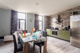 Ontdek dit ruime 3-slaapkamer duplexappartement gelegen vanaf de tweede verdieping in een karaktervol gebouw in de Erwtenstraat, hartje Antwerpen...