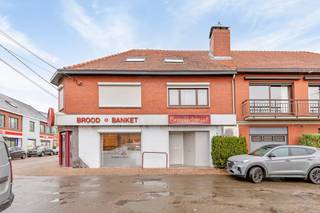 Disposition de la propriété commerciale : <br /><br />- Rez-de-chaussée <br />- Espace de travail <br />- Un garage<br />- Sous-sol <br />- Salon avec cuisine et salle de bain<br />- Espace de bureau <br /><br />Appartement : <br /><br />- Trois chambres<br />- Salle de bain<br />- Cuisine <br />- Rangement<br />- Toilette <br /><br />Dans l'ensemble : <br /><br />- Terrasse<br />- Accès à l'avant et à l'arrière du bâtiment (espace de chargement et de déchargement suffisant)<br />- Propriété commerciale/appartement à accès partagé<br />- Chauffage au mazout
