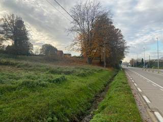 <strong>Landelijk wonen in Herent op een boogscheut van Brussel</strong><br /><br /> Perceel 7a 90ca. <br /> PRIJSVAST van 260.000,00 euro exclusief kosten; (Inbegrepen kosten: zie notaris.be)<br /> Bouwen op maat met Splendid kan ook<br /><br />Project Brusselsesteenweg in hartje Herent biedt heel wat mogelijkheden om jouw nieuwbouwwoning te realiseren. Deze bouwgrond voor een open-bebouwing is te koop zonder bouwverplichtingen.<br /><br />ℹ️ Wens je meer informatie of een afspraak? Bel ons dan nu op het nummer 011 45 82 30<br />💻 Meer projecten? Surf naar www.splendid.be. Samen maken we jouw woondroom waar.