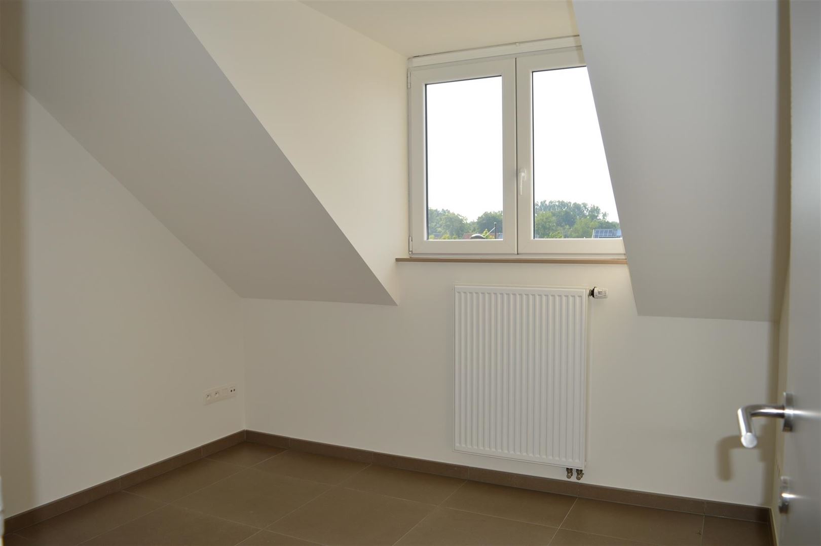 TE HUUR: Ruim appartement met 3 slaapkamers te Munsterbilzen! - foto 5
