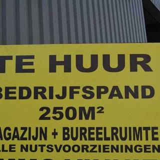 Gebouw volledig uitgerust met loods/garage - ingericht kantoor - in perfekte staat - instapklaar - onmiddellijk vrij. Goede aansluitingen naar A12...