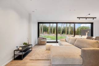 - Ideale ligging: Popelierenlaan 2 in Otegem<br />- BEN-woning (bijna-energie-neutraal)<br />- Lichtrijke leefruimte met open keuken<br />- Hobbykamer/home-office op het gelijkvloers<br />- 3 slaapkamers + extra ruimte op de eerste verdieping<br />- Volwaardige tweede verdieping met vaste trap<br />- Grote tuin op een bosrijk perceel<br />- Inpandige garage<br />- Richtprijs: € 535.000