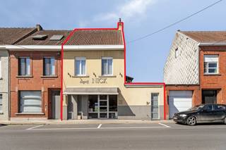 In het hartje van Sint-Denijs vinden we deze eigendom met een combinatie van een gezellige woning én een volledig ingericht handelspand (slagerij)...
