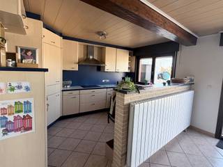 Maison prête à emménager à vendre à Adinkerke avec 3 belles chambres, un bureau, un grenier, un grand garage et un jardin ensoleillé. Cette...