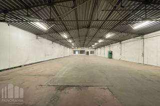 Deze functionele magazijnruimte van 602 m² is uitgerust met 1 automatische sectionaalpoort en voorzien van een afzonderlijke toegangsdeur. De loods beschikt over een vrije hoogte van 3,5 m en is onder meer voorzien van een betonvloer en verlichting. Geschikt voor diverse opslag-, productie- en ambachtelijke activiteiten.<br />De magazijnruimte maakt deel uit van een bedrijfscomplex met beschikbare oppervlaktes van ca. 600 m² tot 2.500 m² per unit.<br /><br />De site is gelegen op het industrieterrein Zuid in de Herderstraat te Tielt en geniet van een vlotte bereikbaarheid via de N35 en N37 naar onder meer Roeselare, Aalter en Deinze.<br /><br />Ruime parkeer- en manoeuvreerruimte op de grotendeels verharde site.<br />Mogelijkheid tot huren voor een korte termijn.<br /><br />Contacteer PANORAMA B2B voor bijkomende (technische) inlichtingen, plannen of een vrijblijvend plaatsbezoek op het nummer 050 300 800.