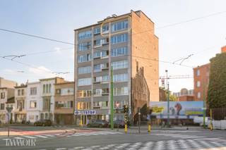 <p><span>Op de zevende verdieping van een appartementsgebouw met lift bevindt zich dit lichtrijke appartement met twee ruime slaapkamers en een prachtig panoramisch uitzicht over de stad Antwerpen. Een unieke kans voor wie op zoek is naar een renovatieproject en de mogelijkheid om een woning volledig naar eigen smaak en wensen in te richten.</span></p><h3><span>Lichtrijk wonen met een indrukwekkend uitzicht.</span></h3><p><span>Bij binnenkomst verwelkomt de inkomhal je met praktische ingebouwde vestiairekasten. Van hieruit krijg je toegang tot de ruime en lichtrijke leefruimte, waar grote raampartijen zorgen voor een aangename natuurlijke lichtinval. De absolute blikvanger? Het weidse, panoramische uitzicht over Antwerpen, dat elke dag opnieuw weet te charmeren.</span></p><p><span>Aansluitend bevindt zich de keuken, die tal van mogelijkheden biedt om een eigentijdse en functionele ruimte te creëren. Een aparte berging zorgt voor bijkomend opberggemak.</span></p><h3><span>Twee ruime slaapkamers en een gezellig terrasje.</span></h3><p><span>Het appartement beschikt over twee volwaardige, ruime slaapkamers, die flexibel kunnen worden ingericht naar eigen behoefte. Achteraan bevindt zich een klein terras, waar je even kan genieten van de buitenlucht.</span></p><p><span>Verder beschikt het appartement over een afzonderlijk toilet en een badkamer, die volledig naar eigen smaak kunnen worden vernieuwd.</span></p><h3><span>Een renovatieproject met toekomst.</span></h3><p><span>Hoewel het appartement een volledige renovatie vraagt, biedt het bijzonder veel potentieel. De aangename lichtinval, de praktische indeling en vooral het indrukwekkende uitzicht vormen de ideale basis om hier een hedendaagse thuis van te maken.</span></p><p><span>Tot slot is er nog een private kelderberging aanwezig, ideaal voor extra opslagruimte.</span></p><h3><span>Maak van dit potentieel jouw nieuwe thuis</span></h3><p><span>Ben jij op zoek naar een appartement dat je volledig naar jouw hand kan zetten, met een uitzicht dat nooit verveelt? Dan is dit renovatieproject absoluut een bezoek waard.</span></p><p><span> </span></p><p><span>*Renovatieverplichting:</span><span> Dit appartement is onderworpen aan de renovatieverplichting voor residentiële gebouwen. </span></p>