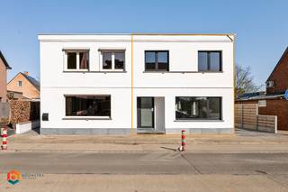 Op een uitstekende locatie in Hulshout bevindt zich deze instapklare woning met drie slaapkamers en garage. Deze woning werd in 2025 van casco volledig afgewerkt met nieuwe keuken, badkamer, elektriciteit, leidingen, ... U geniet hier van een centrale ligging, vlak bij winkels, scholen en openbaar vervoer, met bovendien een vlotte verbinding naar de belangrijkste invalswegen.<br /><br />We betreden de woning via de inkomhal, die ons leidt naar de lichtrijke leefruimte. Deze biedt plaats voor een gezellige zithoek en een aparte eetruimte. Aansluitend bevindt zich de open keuken, die mooi geïntegreerd is in het geheel en voorzien is van de voornaamste toestellen. Het gelijkvloers beschikt verder nog over een ruime wasplaats/berging en een apart toilet. De nachthal op de eerste verdieping geeft ons toegang tot drie slaapkamers en de badkamer uitgerust met een inloopdouche, lavabo en toilet. Op de nachthal heeft u de mogelijkheid nog een extra bureauruimte in te richten. Op het terras met tuin kunt u steeds in alle rust en privacy genieten van het mooie weer. De tuin is niet alleen bereikbaar via de woning zelf, maar ook langs de achterzijde. Een bijkomende troef is de aparte garage die bij aan te kopen is en bereikbaar is via een oprit langs de woning. Achteraan het perceel bevindt zich nog een tweede tuin, gemeenschappelijk voor beide woningen. De EPC bedraagt slechts 188 en de elektriciteit is conform.<br /><br />Dit is een uitstekende opportuniteit als u op zoek bent naar een instapklare woning te Hulshout. Contacteer ons voor meer informatie op 0472 22 12 41 of neem een kijkje op www.boonstravastgoed.be. <br /><br />Bijzonderheden:<br />- 3 slaapkamers<br />- Grondige renovatie (2025)<br />- Aparte garage bij aan te kopen