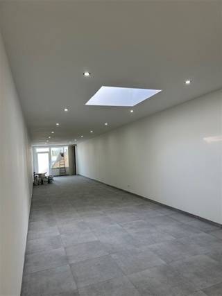 Volledig gerenoveerde handel- of kantoorruimte gelegen op commerciële locatie te Mechelsesteenweg te DendermondeOp zoek naar een strategisch gelegen...