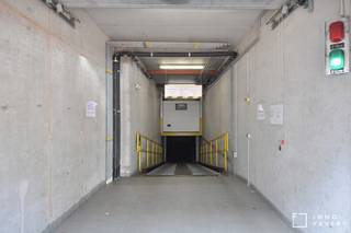 Deze gemakkelijk bereikbare binnenstaanplaats te huur is gelegen in de Paul Parmentierlaan 213 in centrum Knokke.Afmetingen van de...