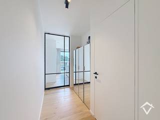 Dit prachtige penthouse appartement is gelegen in één groene omgeving, dit in een oase van rust en biedt een luxueuze en comfortabele woonomgeving. Het appartement beschikt over een ruime, gemeenschappelijke tuin en een royaal terras waar u kunt genieten van de buitenlucht en het prachtige uitzicht op de omgeving.<br /><br />De indeling is als volgt: afgesloten residentie met toegangspoort - oprit - gemeenschappelijke inkomhal met lift en trap - inkomhal - apart toilet - lichtrijke leefruimte - uitgeruste keuken met eiland - toegang tot ruim, zonnig terras (met avondzon) - nachthal - twee volwaardige slaapkamers - badkamer met douche en toilet - (technische) wasberging. Op de -1 verdieping is er nog een privatieve parkeerplaats inbegrepen in de huurprijs alsook een aparte berging. Nog kan men gebruik maken van de gemeenschappelijke fietsenberging. <br /><br />Troeven:<br />- Vloerverwarming<br />- Rustige, deftige omgeving<br />- Afgesloten, groen domein in oase van rust. <br />- EPC-label A: vloerverwarming, hoogrendementsglas etc. <br /><br />Dit penthouse appartement in Roeselare biedt een perfecte combinatie van luxe, comfort en moderne voorzieningen. Of u nu wilt ontspannen in de gemeenschappelijke tuin, genieten van het uitzicht vanaf het terras of gewoon wilt genieten van de ruime en lichte kamers, dit appartement heeft alles wat u nodig heeft voor een aangename woonervaring.<br /><br />Vrij vanaf 1/01/2027. Huurprijs: € 975 per maand + € 75 syndicuskosten. <br /><br />Contacteer ons gerust voor meer info!