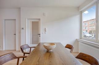 <p><strong>Gerenoveerd gelijkvloers appartement met 2 slaapkamers (14<span>m² en 9m²) en</span> een grote stadstuin. Het appartement kan <span>optioneel</span> worden aangekocht met een ruime garagebox/ werkruimte en extra aansluitende tuin voor €100.000,00. Je woont in een kleinschalig gebouw zonder lift én in een gegeerde buurt aan Het Prieel en nabij Brilschanspark.<br /></strong><strong><br /></strong><strong>Indeling:</strong><strong><br /></strong><span>Bij het betreden van het appartement springt meteen de </span><strong>verfijnde afwerking</strong><span> in het oog. Het appartement beschikt overal over </span><strong>warme eiken parketvloeren</strong><span>, behalve in de badkamer, de keuken en het aparte toilet. Hier werd gewerkt met hoogwaardige vloer- en wandtegels. </span><br /><span>De leefruimte sluit naadloos aan op de <strong>volledig ingerichte keuken</strong>. De keuken geniet van een <strong>verfijnde touch </strong>met een hoogwaardig werkblad en is voorzien van alle comfort en kastruimte met de volgende kwaliteitstoestellen (SIEMENS): ijskast, diepvries, 4-pitskookplaat met afzuiging, combi-oven, vaatwasser en een spoelbak.<strong> </strong>In de</span><span> nachthal zijn er een <strong>apart gastentoilet en een wasberging</strong> voorzien. De <strong>moderne badkamer</strong> is volledig uitgerust met een strakke inloopdouche, wastafel met spiegelelement en een handdoekradiator. Verder zijn er achteraan een <strong>ruime slaapkamer</strong> en een kleinere slaapkamer die rechtstreeks aansluit op de <strong>gezellige tuin</strong>. De naastliggende tuin kan optioneel mee worden aangekocht zodat er een directe aansluiting kan gemaakt worden met de ruime garage. </span><br /><br /><strong>Bijzonderheden:</strong><span> <br /></span><strong>OPTIONEEL: Garage met oprit en plaats voor 3 tot 4 wagens + extra tuin van circa 103<span>m²</span> aan te kopen voor €100.000,00;<br />Prachtige stadstuin;</strong><br /><strong>Gerenoveerd in 2025-2026;</strong><br /><strong>EPC label B;</strong><br />Lage maandelijkse vaste kosten<strong>.</strong><strong><br /><br />Ligging:</strong><br /><strong>Centraal gelegen</strong><span> met een </span><strong>ideale verbinding</strong><span> naar de invalswegen rond de stad met naastliggend Het Prieel<strong> </strong>en de directe nabijheid van Brilschanspark. Ideaal voor wie het buitenleven waardeert en toch wil genieten van stedelijk wonen. In de directe nabijheid bevinden zich </span><strong>tal van winkels, restaurants, scholen en supermarkten</strong><span>. </span></p>