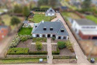 Bent u op zoek naar een RUIME en ruim ingedeelde instapklare luxe villa met ook nog eens veel buitenruimte en een grote garage / bijgebouw? En zelfs nog een zwembad 🏊 en de mogelijkheid tot kangoeroewoonst? Hier is het allemaal. Deze woning heeft een bewoonbare oppervlakte van ca 350 m2 en is gelegen op een mooi breed zuidgericht perceel van 2451 m². De ligging is TOP: rustig, residentieel en vlakbij natuurgebieden. Het bijgebouw / de grote garage biedt plaats voor 3 auto's en op het terrein is plaats zat voor uw mobilhome, camionette(s).... Deze luxe villa is zeer degelijk afgewerkt. De eerste eigenaar was dan ook schrijnwerker en dat merk je door heel de woning: degelijke houten vloeren, trap, enorm veel inbouwkasten, ramen, deuren, keuken: alles topkwaliteit. De woning is perfect gelijkvloers te bewonen doordat er twee slaapkamers en een badkamer zijn. Ook lenen de kamers zich perfect om jouw zelfstandig beroep / bijberoep uit te oefenen: kapsalon, schoonheidssalon, kantoor, ...Er is een aparte zij-ingang: ideaal om uw klanten te ontvangen of als tweede, aparte toegang tot de bovenverdieping.Er is tevens een kantoorruimte met toegang via de inkomhal vooraan.De verdieping is een enorme extra: hier zijn zoveel mogelijkheden: er zijn 3 slaapkamers en een grote polyvalente ruimte met keukenblok en badkamer: dan denk je direct aan co-housen, kangoeroewonen, ruimte voor logées, hobbyruimte, etcMogelijkheden genoeg! Bekijk ook zeker de plannen met volledige indeling en de video op onze site! Maak snel jouw afspraak voor dit unieke pand!