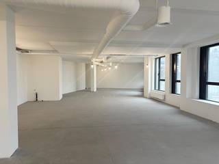 Newly-built offices opposite the West Station, junction of metro lines 1, 2, 5 and 6!<br />At 3 stops from South Station. Also numerous bus and tram connections.<br />The project is built to high energy standards. The façades are excellently insulated and finished with thin sheet material and ceramic façade tiles. The external joinery consists of high-quality aluminium joinery with sun protection and, where necessary, acoustic glazing. The building has a central gas heating system. Basic fittings and techniques have already been installed. Net surfaces! Sanitary rooms are shared per floor.Several parking spaces are available for sale: 2 Compact spaces at EUR 17,500 each, 21 Standard spaces at EUR 22,500 each, and 4 Large spaces at EUR 27,500 each.<br />Excluding costs, taxes and registration fees.