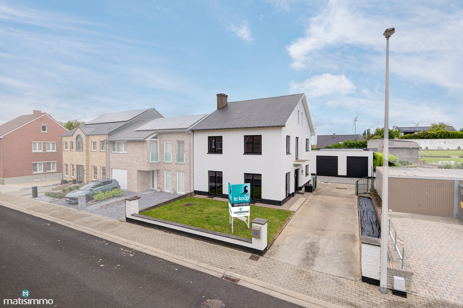 VOLLEDIG GERENOVEERDE EN ENERGIEZUINIGE WONING MET DUBBELE GARAGE EN OPSLAGRUIMTE IN HERDEREN - foto 2