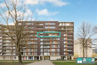 <p><span><span>Bent u op zoek naar een instapklaar en lichtrijk appartement op een centrale locatie? Dan is dit 2-slaapkamerappartement in Mortsel zeker iets voor u! Het appartement (ca. 85 m²) combineert comfort en functionaliteit en is ideaal voor starters, koppels of als investering (momenteel verhuurd). Dankzij de gunstige ligging bevinden winkels, scholen, openbaar vervoer en belangrijke invalswegen zich in de onmiddellijke omgeving.</span></span></p><p><span><span>Grootste troeven:</span></span></p><ul><li><span><span>Lichtrijke leefruimte (ca. 35 m²)</span></span></li><li><span><span>Overdekt terras over volledige breedte</span></span></li><li><span><span>2 volwaardige slaapkamers</span></span></li><li><span><span>Volledig geïnstalleerde open keuken</span></span></li><li><span><span>Praktische berging met aansluitingen</span></span></li><li><span><span>2 fietsstaanplaatsen inbegrepen</span></span></li><li><span><span>Garagebox optioneel ( 30.000)</span></span></li></ul><p><span><span>Indeling:</span></span></p><ul><li><span><span>Inkomhal: Inkomhal met videofoon en ruimte voor vestiaire, aansluitend praktische berging met aansluiting voor wasmachine en droogkast.</span></span></li><li><span><span>Leefruimte: Ruime en lichtrijke woonkamer (ca. 35 m²) met grote schuiframen en toegang tot het overdekte terras. Open, volledig geïnstalleerde keuken.</span></span></li><li><span><span>Nachthal: Toegang tot twee slaapkamers (ca. 9 m² en 13 m²), beide met toegang tot het terras.</span></span></li><li><span><span>Badkamer: Badkamer met dubbele lavabo en meubel.</span></span></li><li><span><span>Toilet: Apart gastentoilet.</span></span></li><li><span><span>Terras: Overdekt terras met noordoostelijke oriëntatie over de volledige breedte van het appartement, ideaal om te ontspannen of gasten te ontvangen.</span></span></li></ul><p><span><span> </span></span></p><p><span><span>Voor meer informatie kan u terecht bij Area Partners: Info@area.be of 03/284.60.60</span></span></p>