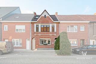 BEZOEKDAG OP 31/10 - INSCHRIJVEN VIA WWW.WOONVAST.BE!<br /><br />Achter deze prachtige gevel in de Plezantstraat schuilt een charmante woning met heel wat ruimte en mogelijkheden. Dankzij de vier slaapkamers, de praktische indeling en de aangename tuin is dit een ideale thuis voor wie comfortabel wil wonen in Zele.<br /><br />De woning werd doorheen de jaren verder uitgebreid, met onder meer een nieuwe keuken, veranda, badkamer en toilet in 2009. Ook de zolder werd in 2023 gerenoveerd. Op verschillende verdiepingen zijn er bovendien handige opbergruimtes aanwezig.<br /><br />Buiten geniet je van een zongerichte tuin, een ruim terras en een tuinhuis. Via de zij-ingang bereik je gemakkelijk de veranda en de tuin.<br /><br />Extra troeven:<br />- 4 slaapkamers<br />- EPC-label B (158 kWh/m² jaar)<br />- Elektriciteit conform<br />- Asbestveilig<br />- Gerenoveerde zolder (2023)<br />- Zongerichte tuin met terras<br />- Mogelijkheid tot het huren van een garage en parkeerplaats met fietsenstalling<br /><br />T'is thuiskomen!<br /><br />Interesse?<br />Contacteer Senne via 0499 47 10 68 / senne@woonvast.be