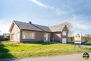 INSTAPKLARE WONING MET RUIME INDELING EN UITSTEKENDE BEREIKBAARHEID IN HERK-DE-STAD<br /><br />Op zoek naar een woning met ruimte, licht en een doordachte indeling op een vlot bereikbare locatie?<br />Deze gelijkvloerse woning op een hoekperceel is gelegen in de Molenstraat te Herk-de-Stad en geniet van een centrale ligging met een vlotte verbinding naar Hasselt, Sint-Truiden en belangrijke invalswegen. Winkels, scholen en andere voorzieningen bevinden zich in de nabije omgeving.<br /><br />Bij het betreden van de woning komt u in een ruime inkomhal die toegang geeft tot de verschillende leefruimtes. De lichtrijke leefruimte met grote raampartijen zorgt voor een aangename woonbeleving en biedt een mooi zicht op de tuin. Aansluitend bevindt zich de keuken, die functioneel is ingericht en mogelijkheden biedt om deze verder naar eigen smaak te moderniseren.<br /><br />De woning beschikt over drie volwaardige slaapkamers, wat ze bijzonder geschikt maakt voor gezinnen of voor wie extra ruimte wenst.<br /><br />Een absolute troef is de volledige ondergrondse kelderverdieping met geïntegreerde garage, die niet alleen plaats biedt voor het parkeren van een wagen, maar ook tal van extra opbergruimtes.<br /><br />Daarnaast werden de spouwmuren recent nageïsoleerd met PUR-schuim, wat bijdraagt aan een betere energie-efficiëntie. Overal zijn bovendien rolluiken aanwezig, wat zorgt voor extra comfort en privacy.<br /><br />De tuin rondom de woning en de hoekligging creëren een open gevoel, extra lichtinval en een aangenaam wooncomfort.<br /><br />Een ruime en praktisch ingedeelde woning op een centrale en uitstekend bereikbare locatie.<br /><br /><br />Voor meer info of een bezoek ter plaatse, contacteer ons op 0478 12 32 49 of mail naar ralph@vestio.com