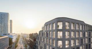 <p>The Tide is een uniek herontwikkelingsproject in het bruisende centrum van Antwerpen, recht tegenover de AP Hogeschool Campus Noordplaats. Het project omvat 130 studentenkamers, 10 residentiële studio’s, een commerciële plint en 48 ondergrondse parkeerplaatsen. Voor studenten is The Tide de ideale uitvalsbasis: de verschillende campussen van de Universiteit Antwerpen en de AP Hogeschool liggen in de onmiddellijke nabijheid, net als alle noodzakelijke voorzieningen op het vlak van cultuur, horeca en sociale activiteiten. Zo kunnen studenten volop genieten van alles wat deze levendige stad te bieden heeft.</p>
<p>Het nieuwe gebouw bestaat uit een commercieel gelijkvloers, gevolgd door 130 high-end studenten-kamers, verdeeld over meerdere verdiepingen. Elke kamer is voorzien van een private sanitaire cel. Op elke verdieping is er een gemeenschappelijke leefruimte met keuken, ontworpen als aangename ontmoetingsplek voor de studenten. De studentenkamers variëren in oppervlakte van 19 m<span>2</span> tot 31 m<span>2</span>, met een gemiddelde van 22 m<span>2</span>.</p>
<p>De kamers werden volledig ontworpen door Caroline De Cuyper, zodat ze niet alleen praktisch maar ook stijlvol en huiselijk aanvoelen. Dit project wordt volledig instapklaar opgeleverd, inclusief maatmeubilair, verlichting, gordijnen en geschilderde muren. Het verplichte afwerkingspakket garandeert een zorgeloze oplevering waarbij alles tot in de puntjes is afgewerkt. De look & feel combineert een eigentijdse en high-end uit-straling met een urban, hip karakter – stijlvol, modern en klaar om meteen in gebruik te nemen.</p>