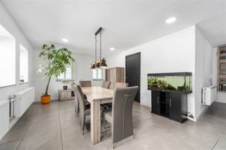 <p><span>In het landelijke, Steenhuize-Wijnhuize (Herzele), vindt u deze ruime woning met een stevige basis en tal van mogelijkheden voor wie zelf nog de afwerking wil bepalen.</span></p><p><span>De woning beschikt op het gelijkvloers over een reeds gerenoveerde leefruimte met open indeling en een ingerichte keuken voorzien van alle comfort. Aansluitend zijn er nog een berging en technische ruimte aanwezig.</span></p><p><span>Op de eerste verdieping bevinden zich vier volwaardige slaapkamers en een badkamer, aangevuld met extra ruimtes zoals een zolderverdieping die nog verder kan worden afgewerkt.</span></p><p><span>Centrale verwarming via aardgas (radiatoren), aangevuld met een perfect werkende houtkachel voor extra sfeer.</span></p><p><span>Buiten geniet u van een ruim perceel met open zicht, een aangename tuin en een praktische oprit vooraan.</span></p><p><span>Dankzij de ligging in de Vlaamse Ardennen combineert deze woning rust, ruimte en een vlotte bereikbaarheid.</span></p><p><span>Deze eigendom is ideaal voor handige kopers of investeerders die op zoek zijn naar ruimte, potentieel en waarde wensen te creëren.</span></p><p><span> </span></p><p><span>Sterke troeven:</span></p><ul><li><span>EPC: 225 kWh/m² (label C) </span></li><li><span>Domotica (Velbus) aanwezig </span></li><li><span>4 slaapkamers </span></li><li><span>Bewoonbare oppervlakte: ca. 215 m² </span></li><li><span>Perceel: 1.050 m² </span></li><li><span>Grote leefruimte met open keuken </span></li><li><span>Mooie tuin met open zicht </span></li><li><span>Rustige ligging in de Vlaamse Ardennen </span></li></ul><p><span> </span></p><p><span>Enkele beelden zijn met AI gevisualiseerd (bad-fitnesskamer) en dienen ter illustratie.</span></p><p><span> </span></p><p><span>Eerste bezoekmoment: zaterdag 16/05/2026 van 14u tot 18u (op afspraak)</span></p><p><span> </span></p><p><span> Interesse? Contacteer Jean-Pierre via: </span><span>0475/51 34 67</span><span> of mail: <span>jean-pierre@janssenenjanssen.be</span></span><span> </span></p><p><span> </span></p><p><span> </span></p>