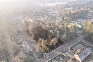 Situé dans un environnement très calme et résidentiel à Retie, nous trouvons ce terrain unique de pas moins de 2.415 m².Largeur du terrain : 35...