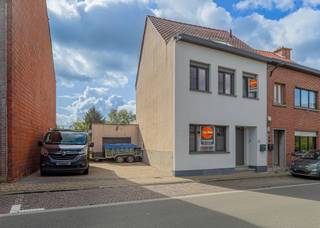 KIJKMOMENT - Zat. 19/9 vanaf 10u (op afspraak: 053/60.65.60)<br /><br />AALST - In de stadsrand bevindt zich deze compleet gerenoveerde en instapklare woning op een terrein van 913m², bewoonbare opp. 215m²!<br />Busstation en snelle toegang tot centrum van Aalst en E40 is een pluspunt.<br /><br />De woning is energetisch volledig in orde: goed EPC, zonnepanelen, laadpaal, conforme elektriciteit, nieuwe ramen, nieuw dak, isolatie crepi en vloerisolatie. Nieuwe wandketel op aardgas.<br />Alle leidingen zijn vernieuwd en de tuin is volledig aangelegd met zonnig terras, grote pergola met zonnelamellen en werkplaats. Mogelijkheid tot houden van kleine dieren.<br />Naast de woning is er nog een bouwgrond, deze dient samen met de woning te worden aangekocht (€99.000) - dit is een ideale investering om later op bebouwen en kan op dit moment gebruikt worden als extra parkeerplaats voor meerdere auto's. Momenteel is het de toegang tot garage en tuin.<br />Indeling van de woning: de benedenverdieping omvat de inkomhal met toegang naar de lichtrijke woonkamer en compleet uitgeruste keuken. Vanuit de keuken kan je naar een achterliggende berging waar de wasplaats is en een extra douche. Toegang en zicht op de tuin via een groot schuifraam.<br />Op de 1ste verdieping is er de badkamer met douche en ligbad, apart toilet en 2 slaapkamers, de 2de verdieping bereik je via een vaste trap, daar bevinden zich nog 2 slaapkamers.<br />Wenst u deze instapklare woning en aanpalende BG te bezoeken, maak dan snel een afspraak via 053/60.65.60<br />TOPPER!!