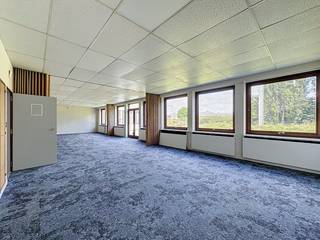 Kantoren van verschillende oppervlaktes te huur in Heule, vlakbij het centrum van Kortrijk. Gelegen nabij diverse invalswegen en de autosnelweg.<br /><br />Oppervlaktes: <br />- 32 m²<br />- 48 m² <br />- 95 m²<br />- 127 m²<br /><br />Er zijn voldoende parkeerplaatsen beschikbaar. De kantoren zijn onmiddellijk beschikbaar.<br /><br />Dit pand wordt verhuurd via een terbeschikkingstelling.<br /><br />Bent u op zoek naar bedrijfsvastgoed bestaande uit een kantoor te huur in Kortrijk? Aarzel dan niet om ons te contacteren op het nummer 056 21 11 11.<br /><br />Dit betreft een terbeschikkingstelling van kantoren met diensten.