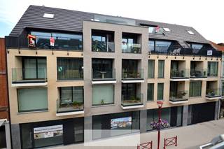 <p>Residentie Cledor omvat <strong>3 handelsruimtes</strong> op de gelijkvloerse verdieping.<br />Met ligging op <strong>50 meter van de Markt</strong> bent u zeker gezien!<br /><br />Deze <strong>casco</strong> winkelruimte beschikt over een <strong>grote vitrine</strong>, een totale oppervlakte van <strong>143,99 m²</strong> en is volledig zelf in te delen naar eigen smaak.<br /><br /><em><span>U kan 1 handelsruimte aankopen of meerdere handelsruimtes.</span></em><br /><br />Heeft u grotere vooruitzichten?<br />Dan is er ook mogelijkheid tot aankoop van alle ruimtes samen.<br />Deze hebben een totaliteit van 483,23 m². <em><span> (170,13 + 143,99 + 169,11)</span></em><br />(opsplitsbaar in 2 of 3 ruimtes)<br /><br />Achteraan zijn er<strong> 3 overdekte parkeerplaatsen</strong>, bereikbaar via een <strong>afgesloten inrit</strong>.<br />Deze moeten verplicht aangekocht worden aan 17.500 EUR excl. kosten per handelsruimte.<br />Er is ook een gemeenschappelijke <strong>fietsenberging</strong>.<br /><br />Contacteer ons vrijblijvend voor meer info of een afspraak op <strong>verkoop@groepthiers.be</strong> of <strong>0499/11.77.66</strong>.</p>