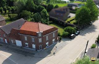 <p><span>Rustig gelegen te renoveren woning waarvan de voorbereidende werken </span></p><p><span>reeds voltooid zijn. Ook leuk als B&B !!</span></p><p><span> </span></p><p><span>In het landelijke Vechmaal, doch centraal tussen Heers en Tongeren-Borgloon ligt deze <br />woning met veel mogelijkheden.</span></p><p><span> </span></p><p><span>Naar indeling toe onderscheiden we:</span></p><p><span>Gelijkvloers:</span><span> <br />inkomhal, woonkamer, keuken, wasberging, zithoek, poortgebouw opengewerkt tot in <br />de nok.</span></p><p><span>Eerste verdieping: </span><span><br />3 slaapkamers en een badkamer.</span></p><p><span>Zolder: </span></p><p><span>mogelijkheid tot 3 extra kamers</span></p><p><span> </span></p><p><span>De woning heeft de voorbereidende werken achter de rug zodat u meteen aan de renovatie <br />kan beginnen. De ramen aan de straatzijde zijn reeds vernieuwd. Uitgevoerd in pvc met <br />dubbele beglazing.</span></p><p><span> </span></p><p><span>Er is een mooie zonnige tuin. En door zijn hoekligging geniet deze woning van bijzonder <br />veel lichtinval.</span></p><p><span> </span></p><p><span>Kortom als u een renovatieproject met karakter zoekt is dit voormalige dorpscafe met een <br />rustige ligging perfect!</span></p><p><span> </span></p><p><span>Wenst U meer informatie over deze woning of een bezichtiging?<br />Contacteer ons via 012 26 22 05 of info@hetimmohuis.be.</span></p>