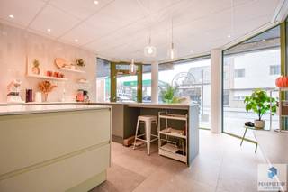 Instapklare handelsruimte van 82 m², centraal gelegen in het centrum van Knesselare met uitstekende bereikbaarheid via de N44 en de E40 in Aalter...