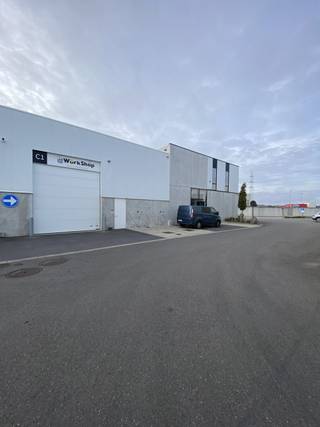 <p>In de recente KMO-zone <em>Koeweideblock</em> (recht tegenover het containerpark) bevindt zich dit modern bedrijfsgebouw uit 2018, uitgerust met de meest actuele technieken.</p>
<p>Het pand omvat een opslagruimte van 216 m² met een vrije hoogte van 6 m en een tussenverdiep in staalconstructie. De gelijkvloerse verdieping (127 m²) is momenteel ingericht als winkelruimte, maar kan perfect dienstdoen als kantoor. Op het verdiep (77 m²) bevinden zich extra kantoorruimtes met een ruim terras.</p>
<p>Daarnaast beschikt het gebouw over 6 private parkeerplaatsen.</p>
<p>Voor meer informatie of een bezoek, gelieve telefonisch contact op te nemen.</p>
