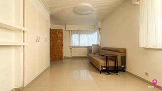 <p>Bij ImmoFusion 7/7 “open huis” : klik op onze 3D-TOUR.<br />Ervaar vastgoed alsof je er zelf doorloopt!</p>
<p>Stap binnen in deze veelzijdige woning met een <strong>vergunde loods van 110 m²</strong>, gelegen op een perceel van 762 m² in het hart van Beringen. Dit huis combineert een praktische indeling met veel lichtinval, ruime slaapkamers en een grote tuin, perfect voor gezinnen of ondernemers die wonen en werken willen combineren. De woning werd opgefrist in 2015 en is instapklaar, met <strong>EPC-label C</strong> voor een energiezuinig comfort.</p>
<p>Bij binnenkomst via de ruime inkomhal heb je direct toegang tot alle leefruimtes en de trap naar de bovenverdieping. Rechts vind je de gezellige woonruimte en de eerste eetruimte, links de tweede eetruimte met aansluitend de opgefriste keuken. De living is licht en ruim, met grote ramen die zorgen voor een aangename lichtinval. De woning beschikt over twee badkamers (één beneden en één boven, de bovenste dient verder afgewerkt te worden) en twee toiletten, voor extra comfort voor het hele gezin.</p>
<p>De volledige kelder met 2 slaapkamers biedt extra opslagruimte en praktische mogelijkheden. Op de bovenverdieping zijn er drie ruime slaapkamers, ideaal voor kinderen of een thuisbureau. De woning heeft een zolderruimte, perfect voor opslag of hobbyprojecten.</p>
<p>De ramen en deuren zijn van PVC met driedubbel glas, en het zadeldak is goed onderhouden. De woning is energiezuinig dankzij de aanwezige zonnepanelen (6.560 WP). Verwarming gebeurt via een efficiënt systeem dat de hele woning comfortabel houdt.</p>
<p>Buiten geniet je van een volledig omheind perceel met een tuin, die veel privacy biedt. De <strong>inpandige loods die ook apart bereikbaar is via de zijkant</strong> zorgt voor veel mogelijkheden, deze bevindt zich aan de achterkant en heeft een oppervlakte van <strong>110 m²</strong>, ideaal voor hobby’s, opslag of zelfstandige activiteiten.</p>
<p><strong>Pluspunten:</strong></p>
- Vergunde loods van 110 m²<br />- Veel lichtinval en ruime leefruimtes<br />- Opgefriste keuken en woonruimtes (2015)<br />- Twee badkamers en twee toiletten<br />- Zonnepanelen 6.560 WP<br />- Volledig onderkelderd<br />- 5 slaapkamers<br />- Inpandige garage en carport<br />- Energiezuinig, <strong>EPC C</strong><br />
<p>Gelegen in een rustige straat met uitstekende bereikbaarheid en nabij voorzieningen. Deze woning biedt een unieke combinatie van wooncomfort en praktische mogelijkheden.</p>
<p>Voor een bezichtiging ter plaatse of meer info, bel ons op 078/78.78.70, of kom gewoon binnen op ons kantoor, steeds welkom!</p>