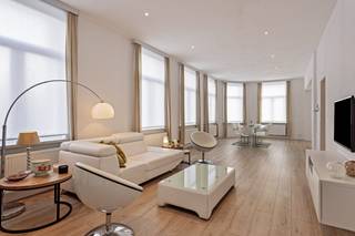 Layout: Floor -1 (100m²):- finished dry cellar (100m²)Ground floor (147m²): - space for dareca (109m²)- equipped kitchen with adjoining pantry and cold store (31m²)- 2 separate toilets- east-facing terrace (44m²)- separate entrance with staircase that connects to the apartmentsFloor 1 (147 m²):- entrance hall- living room and dining room- fully installed open kitchen- bathroom 1 with sink, shower and toilet- laundry room that connects to the bathroom- bedroom 1 (13m²) with access to the dressing room- bedroom 2 (13m²) with access to the dressing room- dressing room (8m²) accessible from both bedrooms- bathroom 2 with sink, shower and toiletFloor 2 (147m²):- entrance hall- living room and dining room- equipped kitchen- laundry room that connects to the kitchen- bathroom 1 with sink, bath and toilet- bedroom 1 (24m²) - bedroom 2 (21m²) - bedroom 3 (13m²) that connects to the 2nd bedroom- bathroom 2 with sink, bath and toiletFloor 3 (147 m²):- entrance hall- living room and dining room- equipped kitchen- laundry room that connects to the kitchen- bathroom 1 with sink, bath and toilet- bedroom 1 (21m²) - bedroom 2 (13m²) that connects to the 2nd bedroom- bathroom 2 with sink, bath and toiletExtra: - 3rd floor already rentedDetails:- possibility to create 6 apartments- the apartments have compliant electricity - the ground floor, floors 1 and 2, are completely asbestos safe- fully licensed building and terrace- the roof was already fully insulated in 2023 and was equipped with an electric roof dome- Top location near public transport, shops, schools, parks and near Antwerp cityAre you interested in this investment property for sale in Antwerp (2020)? Do not hesitate to contact us at janice.racaj@dewaele.com or 03 206 76 72.Do you also want to sell or rent your property? We are happy to help you out.Always at your service to help you with all your questions about real estate!