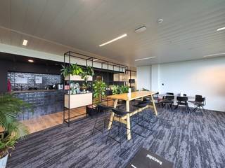 Surface: - 669 m² Specifications: - 4th floor- Full floor- Open space with different islands (up to 50 workshops)- 4 own meeting rooms-...