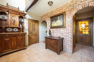 Perfect onderhouden villa palend aan natuurgebied in een doodlopende straat. * Gelijkvloers : inkomhal op keramische tegel, vestiaire, gastentoilet,...