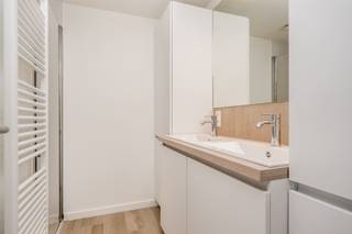 <p><span>Modern en lichtrijk appartement met 2 slaapkamers en terras nabij Mechelen</span></p><p><span> </span></p><p><span> </span></p><p><span>Dit stijlvolle appartement is gelegen op de eerste verdieping van een modern gebouw en is vlot bereikbaar via de trap.</span></p><p><span> </span></p><p><span>Het appartement beschikt over een privatieve inkomhal met vestiaire en gastentoilet.</span></p><p><span> </span></p><p><span>De open leefruimte omvat een gezellige zithoek, eetruimte en keuken, en geniet dankzij de grote raampartijen van veel natuurlijk licht.</span></p><p><span> </span></p><p><span>Vanuit de leefruimte heb je een aangenaam zicht op het terras.</span></p><p><span> </span></p><p><span>De keuken is volledig uitgerust met alle hedendaags comfort: keramische kookplaat, dampkap, dubbele spoelbak, vaatwasmachine, combi-oven, koelkast en diepvriezer.</span></p><p><span> </span></p><p><span> </span></p><p><span>Verder is er een aparte berging voorzien met aansluiting voor wasmachine en droogkast.</span></p><p><span> </span></p><p><span> </span></p><p><span>Het appartement beschikt over 2 slaapkamers, waarvan er één via een elegante schuifdeur is afgezonderd van de leefruimte en beschikt over airconditioning.</span></p><p><span> </span></p><p><span> </span></p><p><span>De badkamer is uitgerust met een dubbele lavabo, douche en handdoekdroger.</span></p><p><span> </span></p><p><span> </span></p><p><span>Dankzij de ideale ligging bevindt u zich op wandelafstand van Borgersteinpark/Pasbrugbos, winkels en openbaar vervoer, met bovendien een vlotte bereikbaarheid met de wagen, vlakbij Mechelen en de R6 met aansluiting naar de E19.</span></p><p><span> </span></p><p><span> </span></p><p><span>De gemeenschappelijke kosten bedragen €50 per maand.</span></p><p><span> </span></p><p><span>Het appartement is beschikbaar vanaf 1 september 2026.</span></p><p><span> </span></p><p><span>Een modern en praktisch appartement met een functionele indeling, ideaal voor wie op zoek is naar een goed gelegen woonst. </span></p>