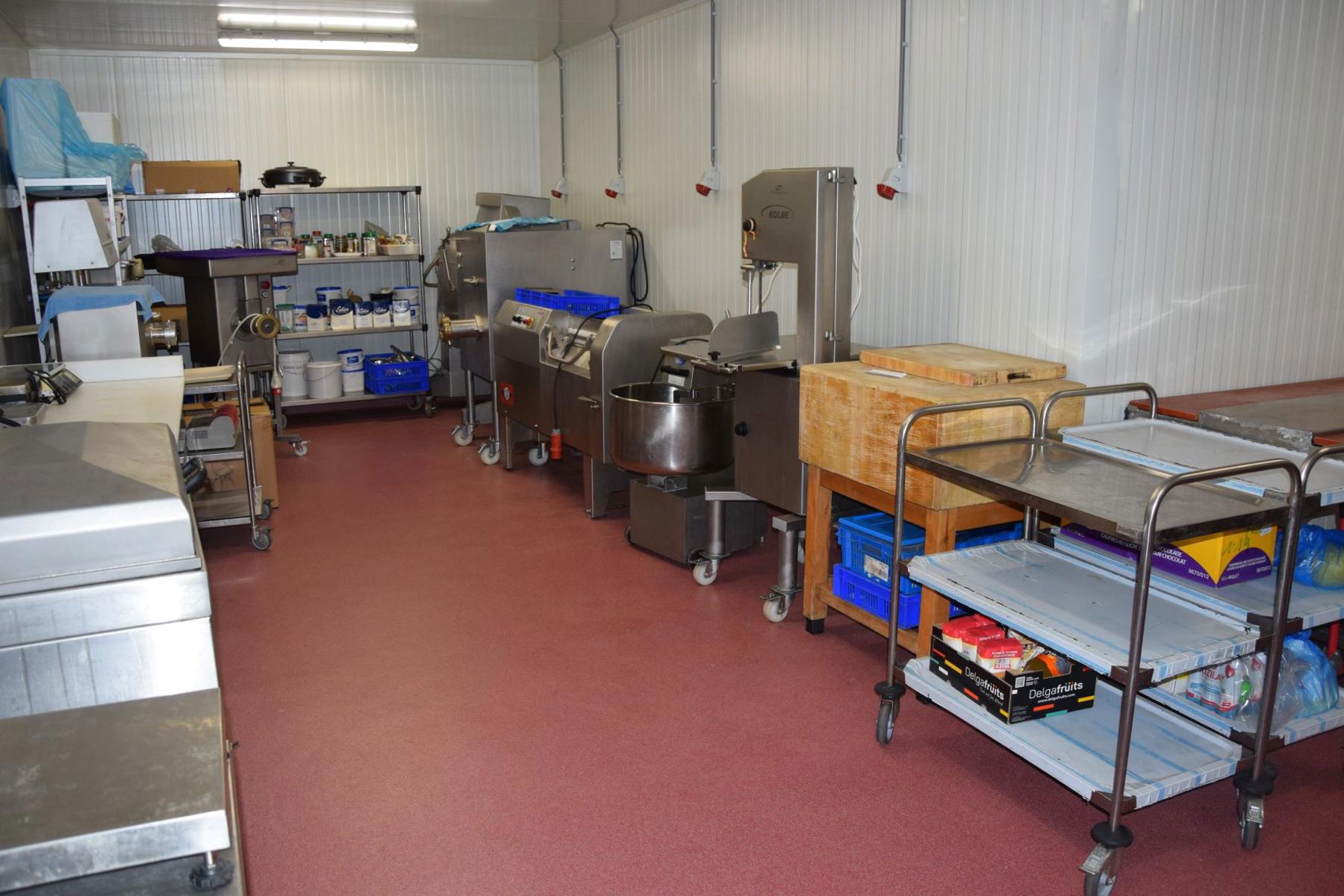 Gunstig gelegen commercieel gebouw met grote woonst - foto 5