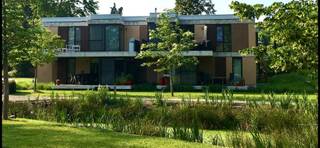 Op deze unieke locatie, in een prachtige afgesloten privé parktuin kun je dit perfect afgewerkt twee slaapkamer gelijkvloers appartement vinden.Van...