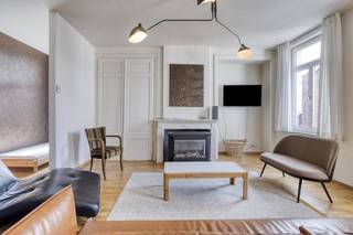 In het centrum van Kortrijk bevindt zich deze veelzijdige opbrengsteigendom, bestaande uit een te renoveren handelspand op het gelijkvloers en twee volledig gerenoveerde appartementen op de bovenliggende verdiepingen.Indeling:- Gelijkvloers: Ruim handelspand met grote vitrine en veel potentieel. Ideaal voor retail, horeca of kantoorruimte. Mits renovatie kan deze ruimte perfect afgestemd worden op jouw commerciële plannen.- 1ste en 2de verdieping: Twee instapklare appartementen, elk met een moderne afwerking, volledig gerenoveerd en verhuurklaar. Perfect voor vaste verhuur of als investering met directe opbrengst.Troeven:- Toplocatie in het centrum, op wandelafstand van winkels, horeca, het station en openbaar vervoer.- Combinatie van renovatiepotentieel én instapklare eenheden.- Ideaal voor investeerders of ondernemers die wonen en werken willen combineren.Dit pand kan onderhevig zijn aan de renovatieverplichting die door de Vlaamse overheid wordt opgelegd voor niet-residentiële gebouwen. Consulteer voor meer informatie de website van het Vlaams Energie- en Klimaatagentschap via https://www.energiesparen.be/nr/renovatieverplichting.Bent u op zoek naar een opbrengsteigendom te koop in Kortrijk? Aarzel dan niet om ons te contacteren op het nummer 056 21 11 11.