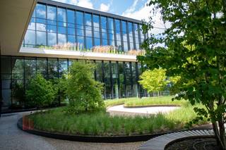 Exclusieve kantoorruimte van 368 m² te huur, met een luxueuze uitstraling en een absolute toplocatie, letterlijk vlak aan de E40  op wandelafstand...