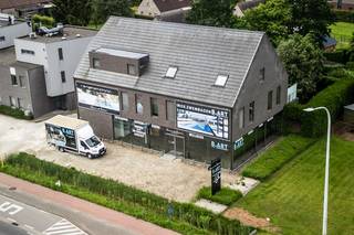 Hedendaags ruim handelspand van ca. 300 m² te koop in Begijnendijk op een commercieel interessante ligging langs de verbindingsweg Aarschot -...