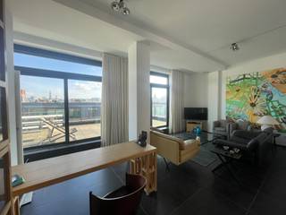 Knappe penthouse, gelegen in de buurt van de Dansaertwijk en de Erasmushogeschool, bestaande uit: inkomhall met berging en aparte wc, mooie...